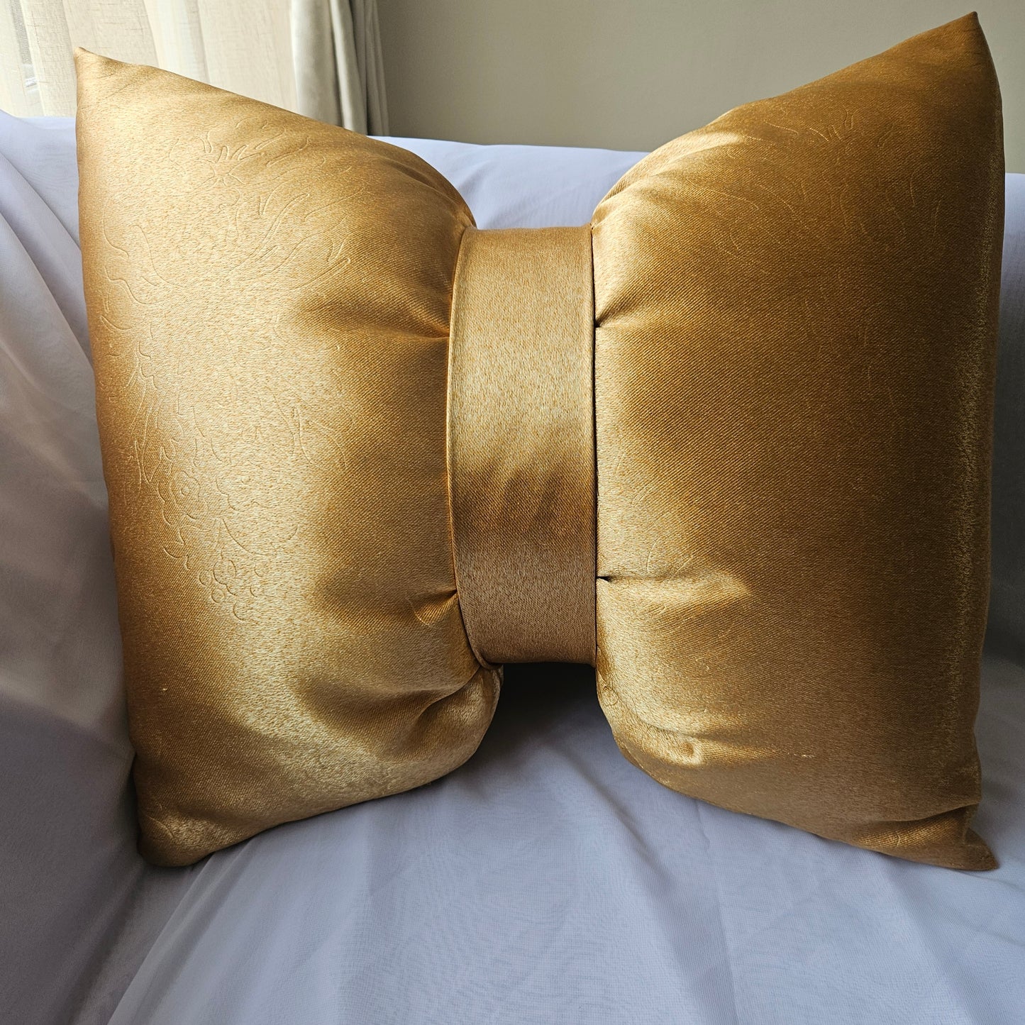 Luxury Bow-Tie Gold Cushion Cover – Interchangeable Accent